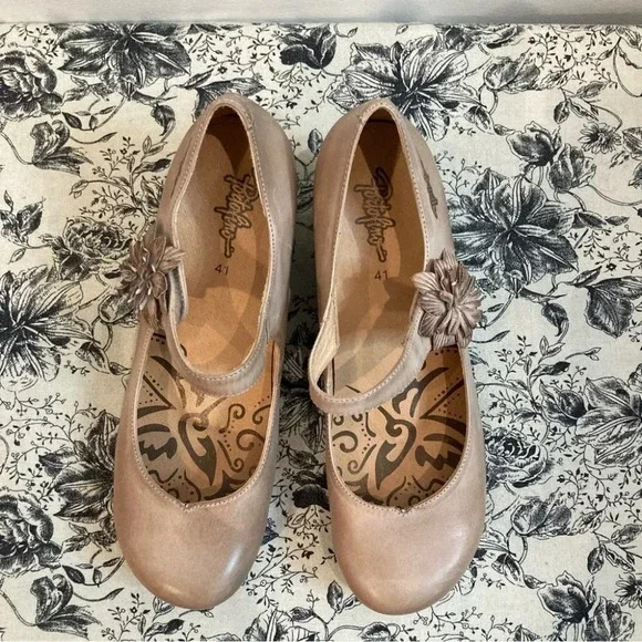 PORTOFINO Sz 41 Heeled Sandal With  Velcro Closure Adorned with Flower - Picture 2 of 16